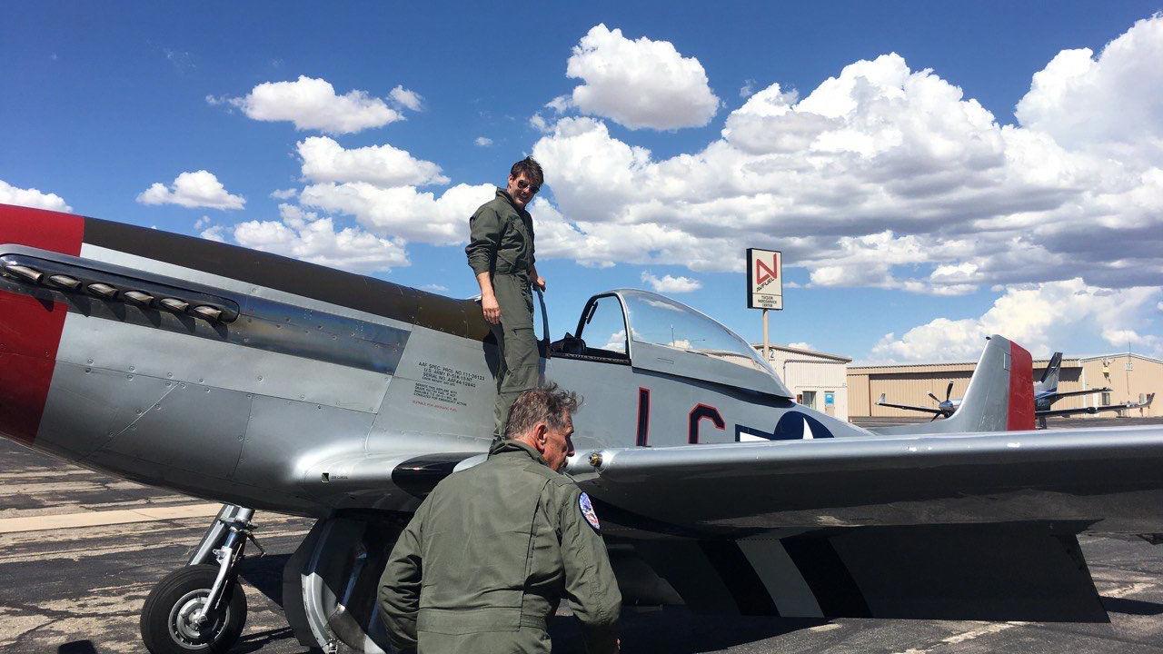 Tom Cruise fuels up at Marana airport